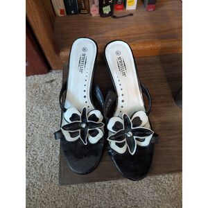 Seychelles Women's Size 9.5 Black Floral Accent Wedge open Toe Sandals